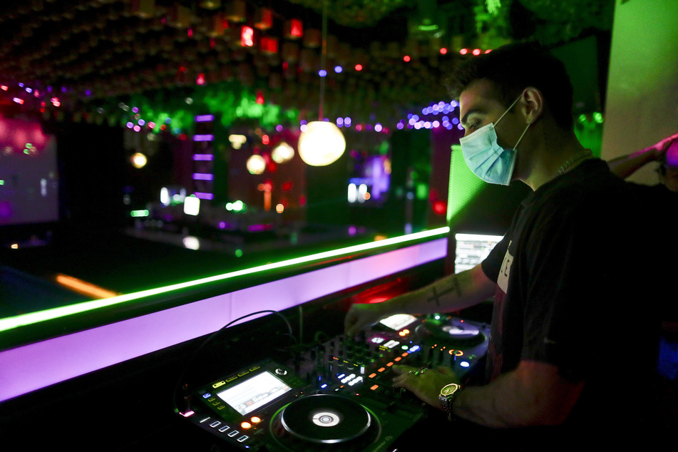 Madrid: Ein DJ legt am frühen Samstag in einer Diskothek Musik auf. (Archivbild)