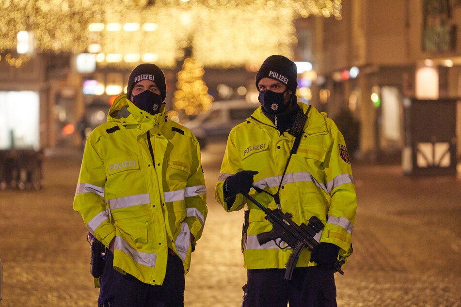 Polizisten sichern am Dienstagabend die Innenstadt von Trier.