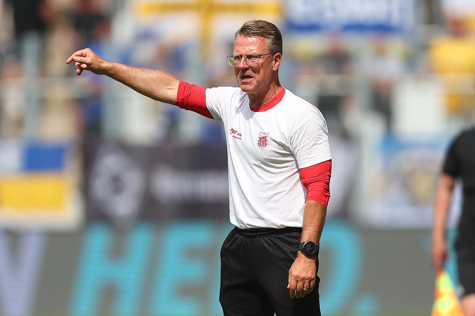 FSV-Cheftrainer Rico Schmitt (57) weiß, dass der Gegner am zweiten Spieltag nicht zu unterschätzen ist.