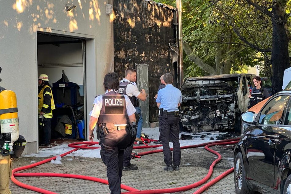 Rauch über ganz Magdeburg zu sehen: Drei Fahrzeuge brennen auf Autohaus-Gelände!