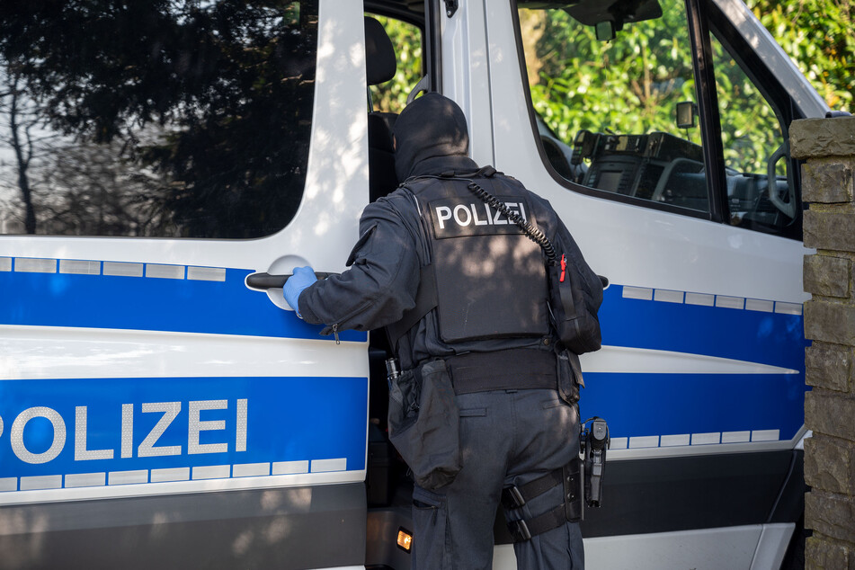 Reichsbürgerin in Köln: Polizisten müssen Pistolen ziehen und werden fündig