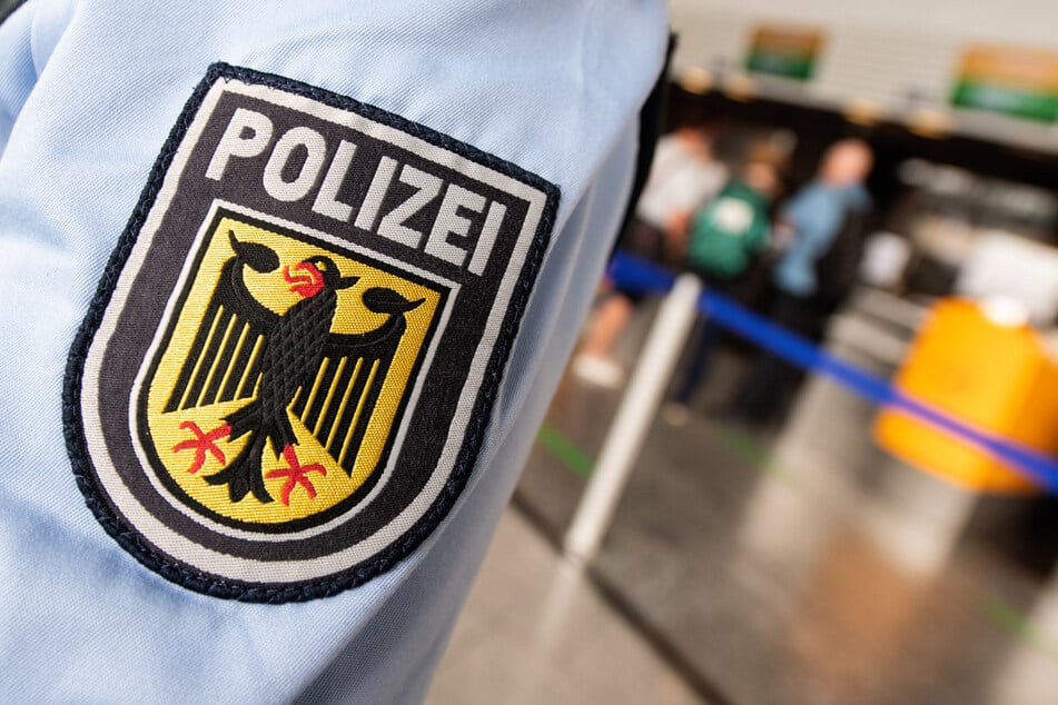 Die Bundespolizei hatte den 62-Jährigen wegen eines Fahndungshinweises kontrolliert. (Symbolfoto)