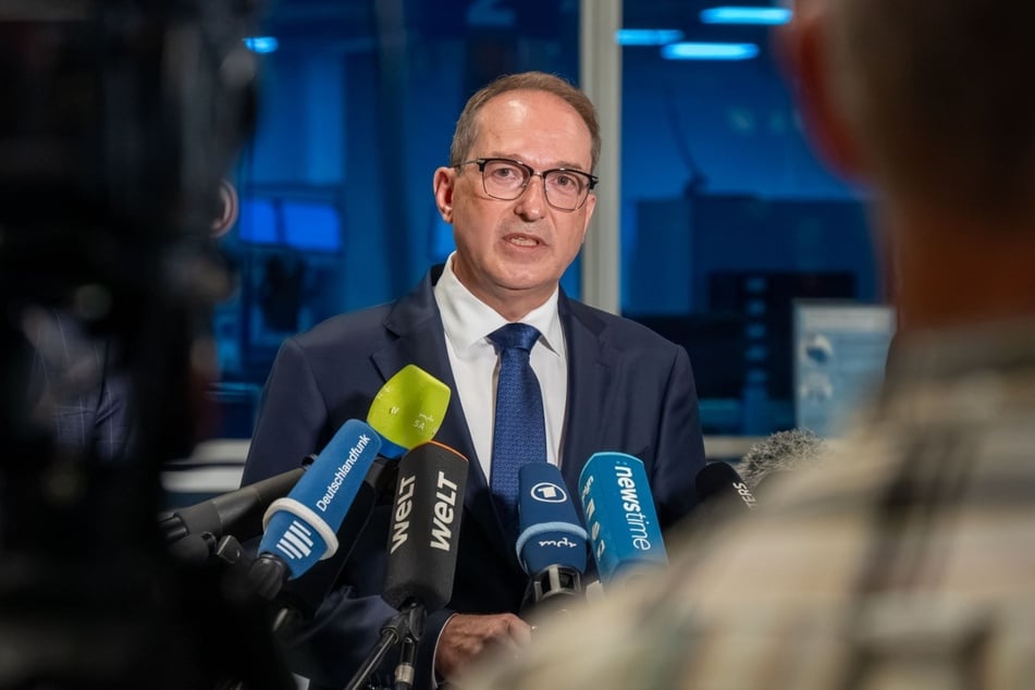 Bundesinnenminister Alexander Dobrindt (56, CDU) am Mittwochabend am Leipziger Flughafen. Um eine gemeinsame Verteidigungsstrategie zu koordinieren, hat der Politiker nun ausländische Minister zu einem Treffen eingeladen.