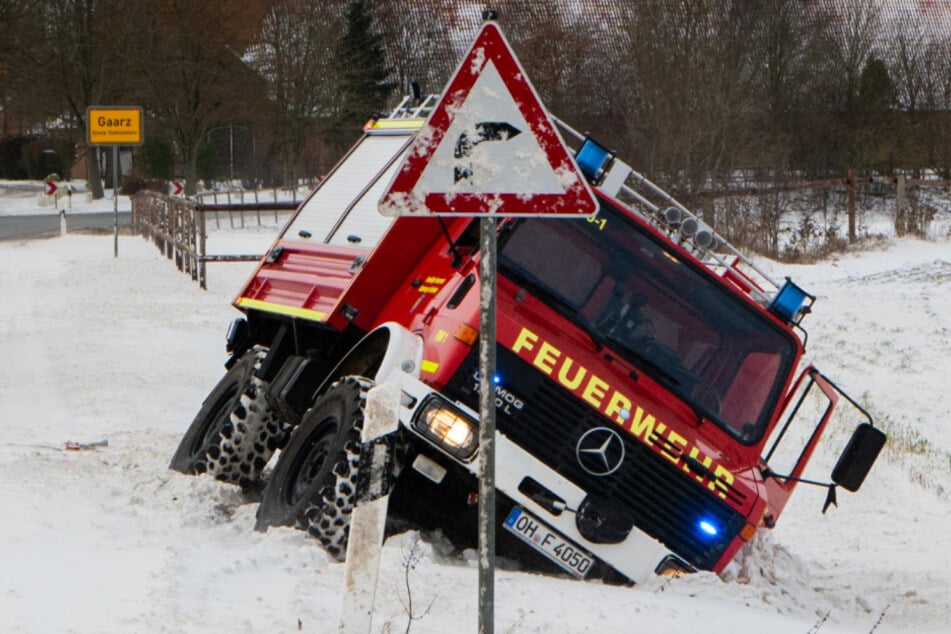 In der Gemeinde Göhl ist am Freitag ein Feuerwehrauto während eines laufenden Einsatzes verunglückt.