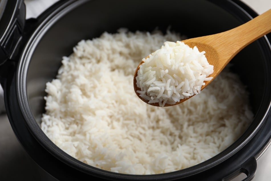Raus aus dem Topf. Um Reis einzufrieren, sollte er vollständig abgekühlt sein.