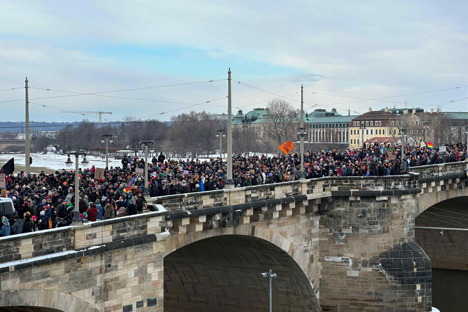 Über die Augustusbrücke strömten die Menschen zur Demo.