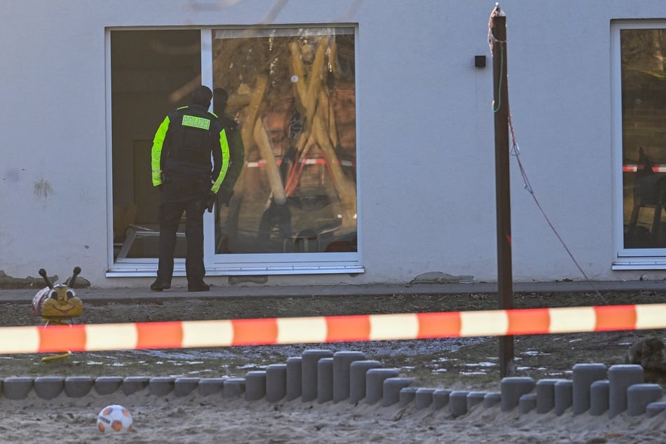 Laut einem Polizeisprecher wurde das Kind von einem schweren Gegenstand – vermutlich einer Tür – erschlagen.