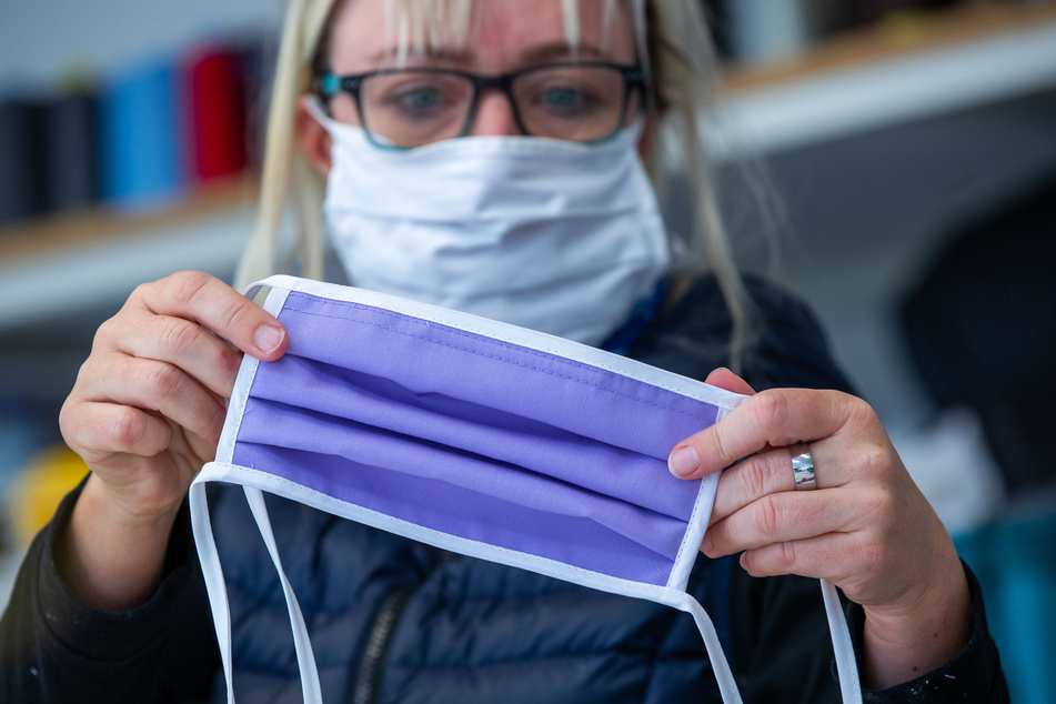 Viele Unternehmen und private Personen produzieren fleißig Schutzmasken gegen den Mangel.