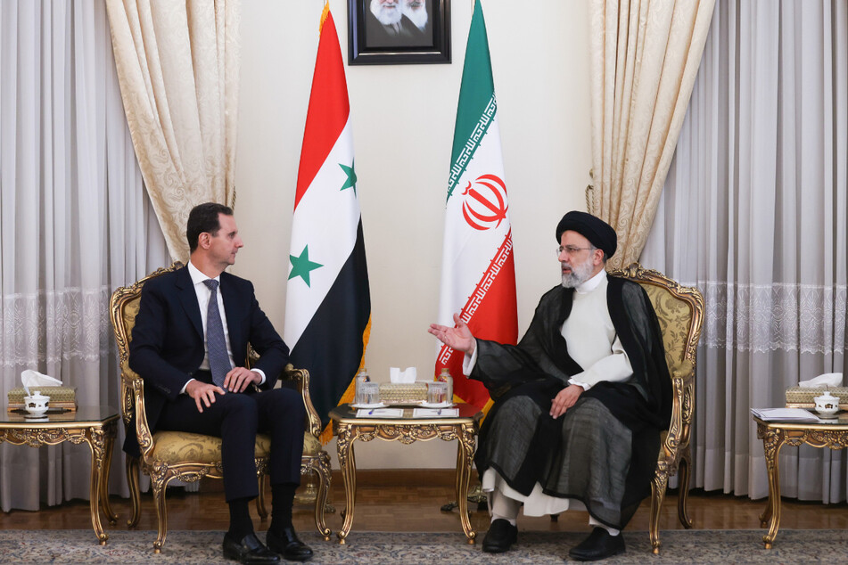 Dieses von der iranischen Präsidentschaft zur Verfügung gestellte Foto zeigt Ebrahim Raisi (r.), Präsident des Iran, und Bashar al-Assad, Präsident von Syrien, während eines Treffens.