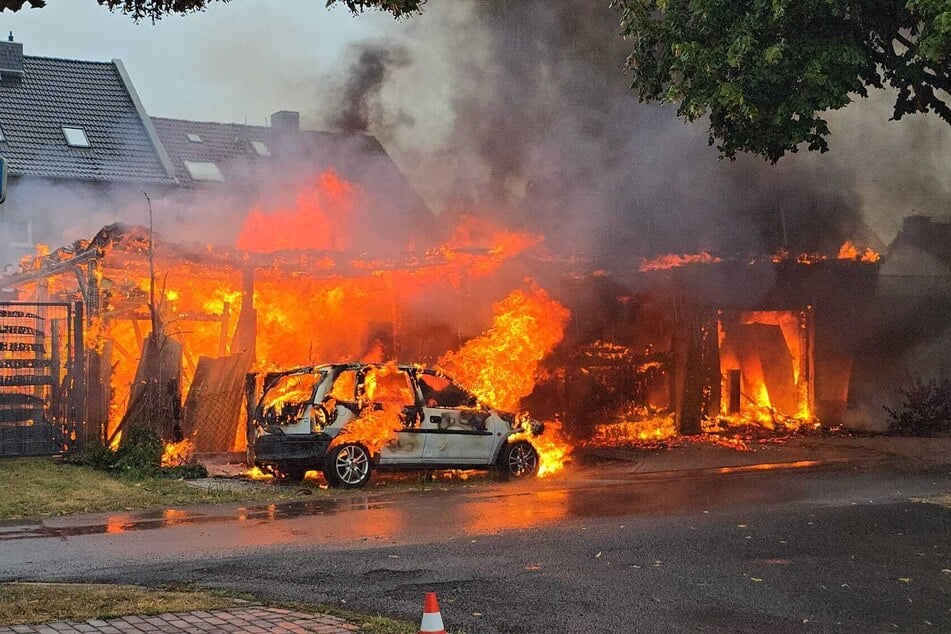Auch ein vor der Garage geparkter Opel war nicht mehr zu retten.