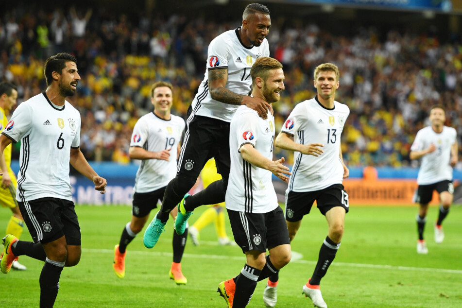 Shkodran Mustafi (28) jubelt nach seinem Treffer gegen die Ukraine mit Sami Khedira (33, 2.v.l.), Mario Götze (28, 3.v.l.), Jérôme Boateng (32, M.) und Thomas Müller (31, 2.v.r.).