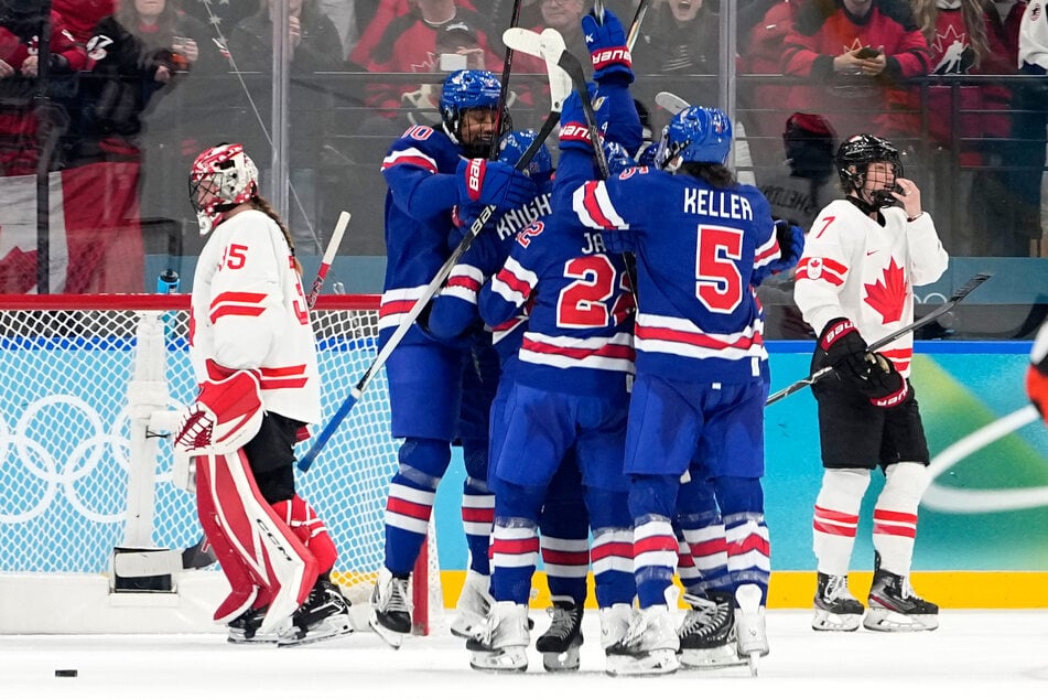 Die USA feiern den dritten Olympiasieg ihrer Geschichte im Frauen-Eishockey.