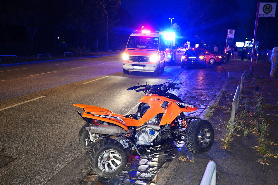 Bei einem Unfall mit einem Quad sind am späten Donnerstagabend zwei Männer in Hamburg verletzt worden.
