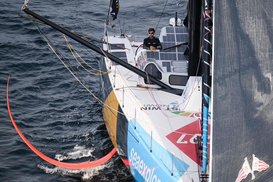 Boris Herrmann, Skipper aus Deutschland, segelt mit seinem Imoca 60 Einrumpfboot "Malizia - SeaExplorer" nach dem Start der 10. Ausgabe der Vendée Globe Weltumsegelung vor der Küste.