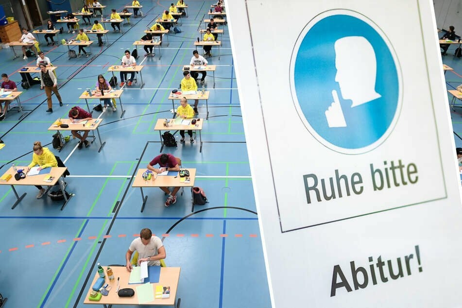 Schüler und Schülerinnen saßen 2020 während der Deutsch-Abiprüfung mit dem vorgeschriebenen Abstand zueinander in einer Sporthalle. Für mehr als 10.000 Abiturienten in Sachsen beginnen am Freitag die Prüfungen.