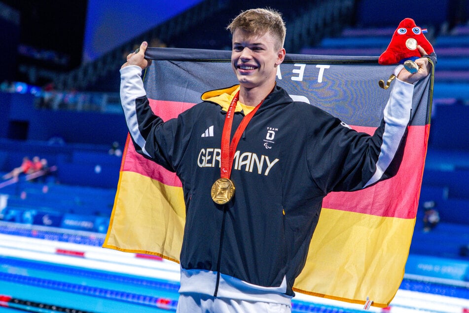 Der 22-Jährige sicherte sich bei den Paralympischen Sommerspielen 2024 in Paris seine insgesamt zweite Goldmedaille im Schwimmen.