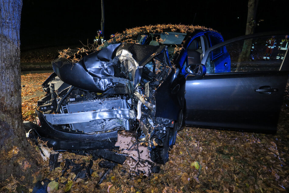 Der Opel knallte frontal gegen einen Baum.