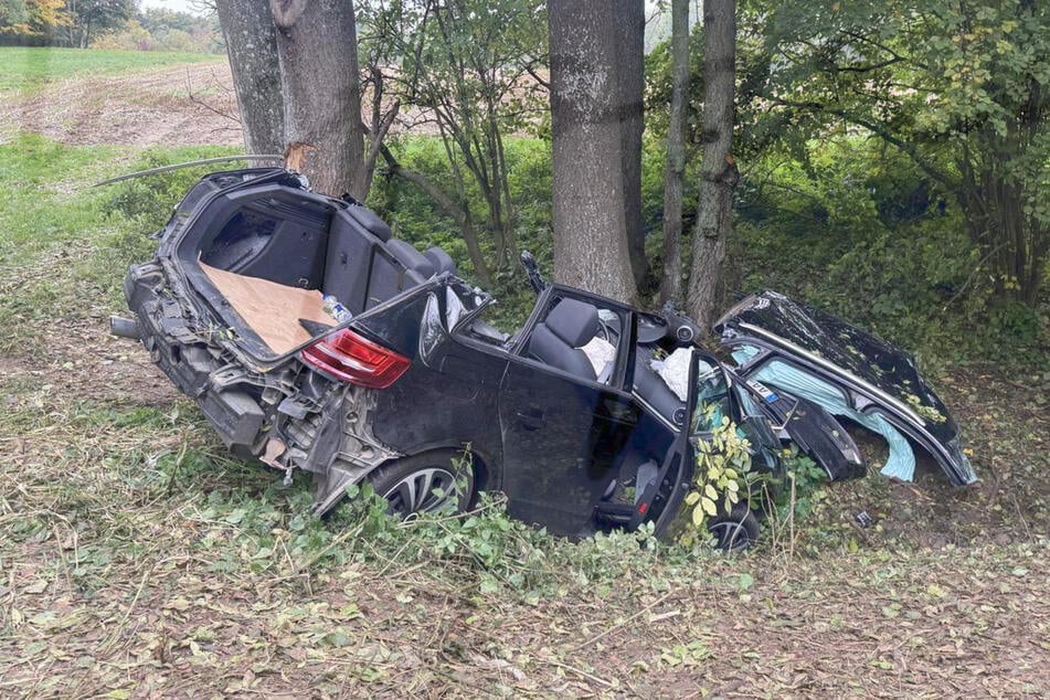 Aus diesem völlig zerstörten Auto konnte der 21 Jahre alte Fahrer lebend geborgen werden.