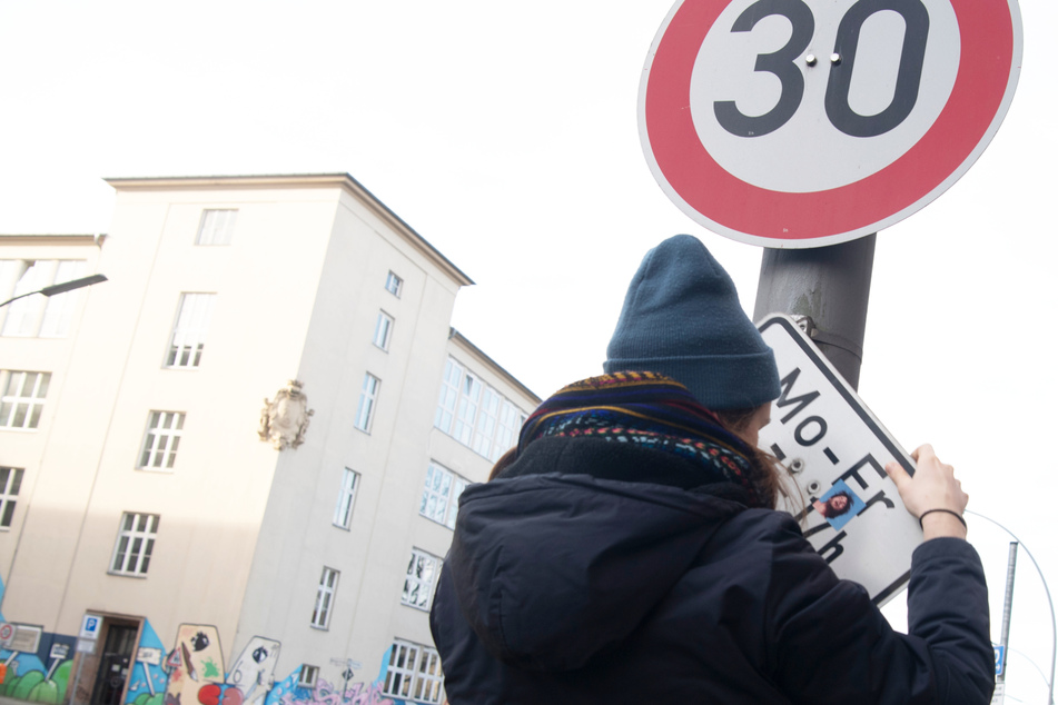 Mit ihrer Aktion plädieren die Aktivisten für eine dauerhafte Einrichtung von Tempo 30 auf den Straßen der Stadt.
