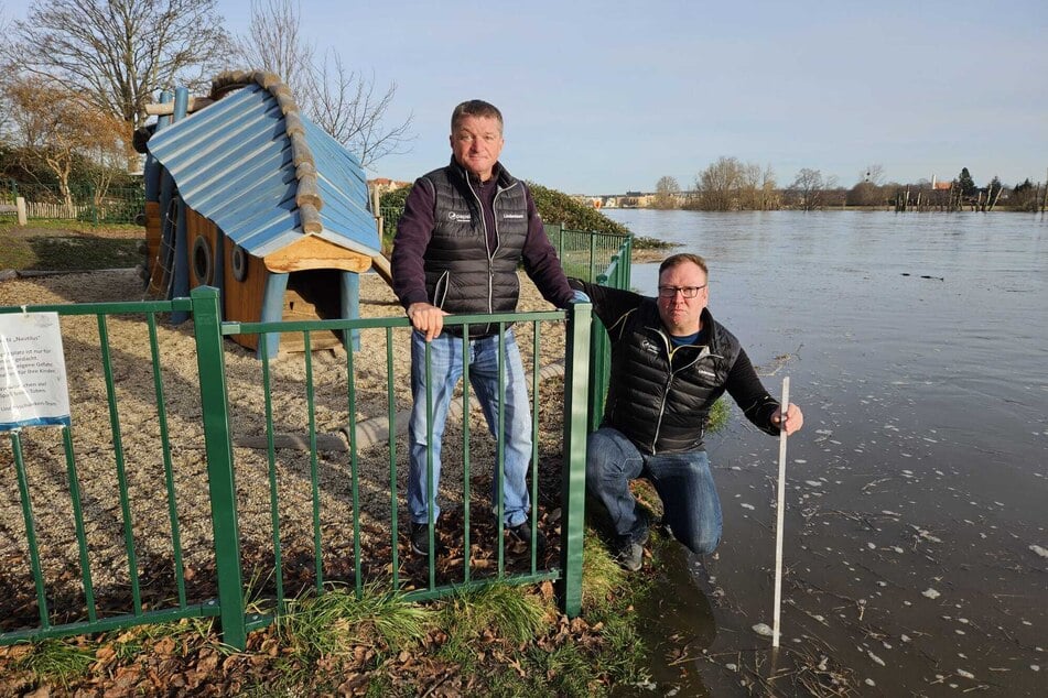 Lindenschänke-Betreiber Mirko Unger (47, r.) und Eigentümer Dirk Strempel (56) hoffen, dass das Wasser nicht viel weiter steigt.