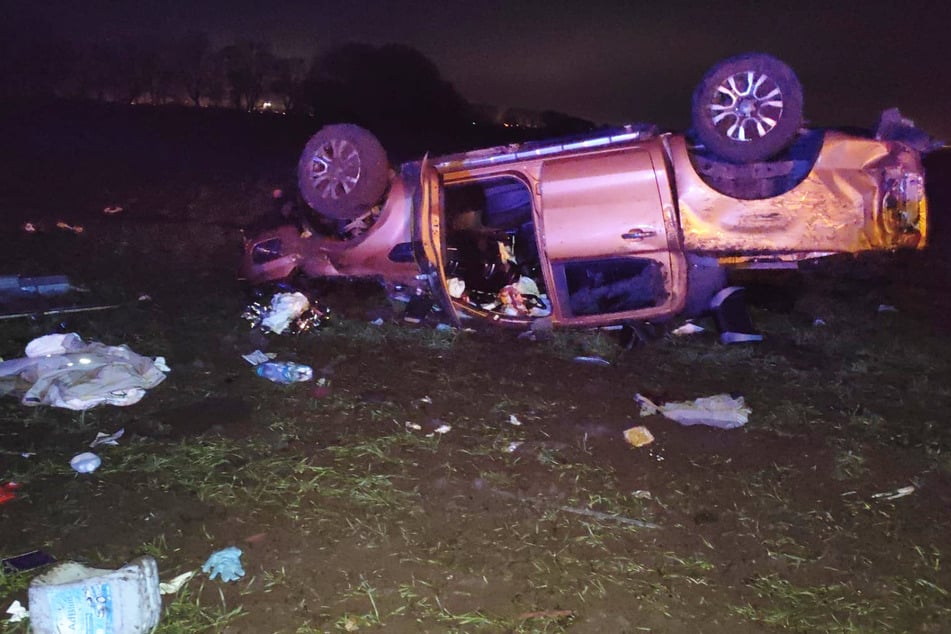 Heftiger Unfall: Ford überschlägt sich mehrmals, Fahrer (34) schwer verletzt