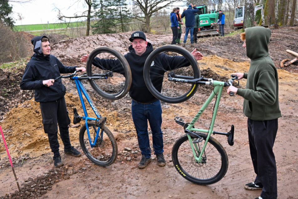 Ein Parcours für zwei Räder (v.l.): Erik Kellig, Oliver Kunz und Henning Friedrich freuen sich auf den Pumptrack.