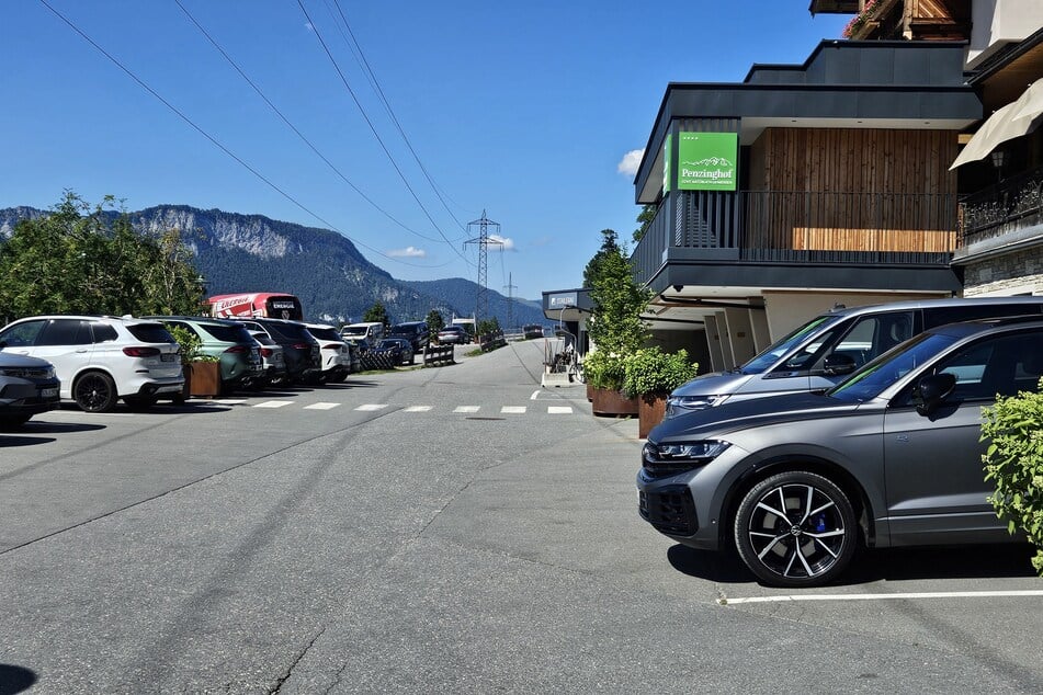 Ausblick vom Parkplatz des Hotels Penzinghof auf das Bergmassiv.