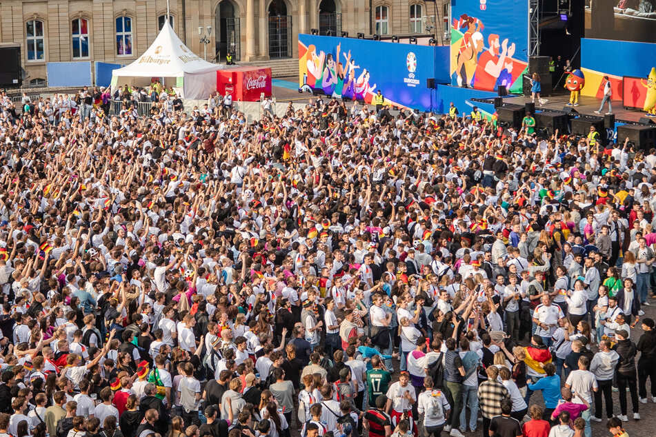 30.000 Fans machen Stuttgarter Schlossplatz zur Party-Meile, doch einen Schreck-Moment gibt es