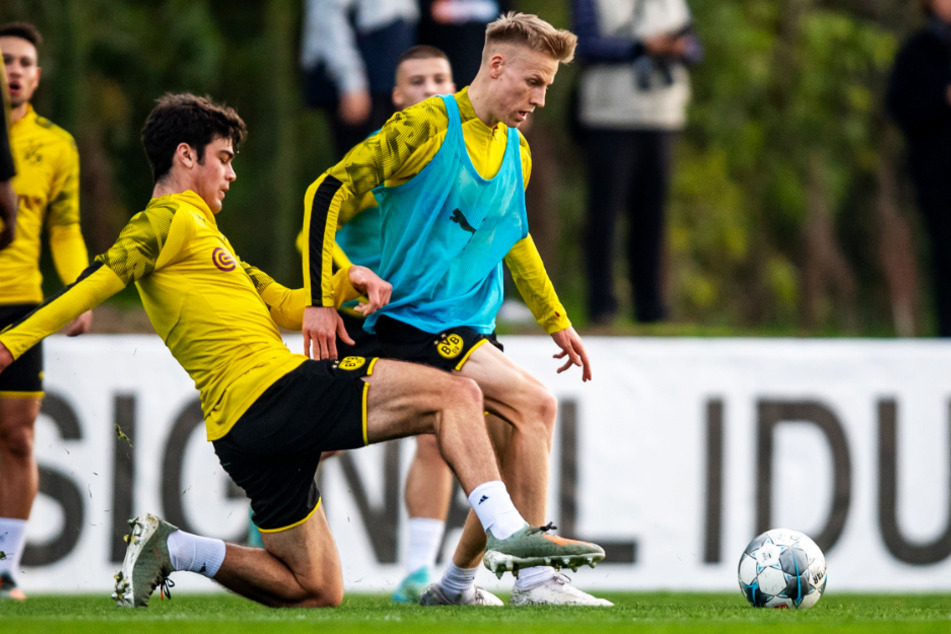 Chris Führich (r., 22) im Training des BVB im Duell mit Giovanni Reyna.
