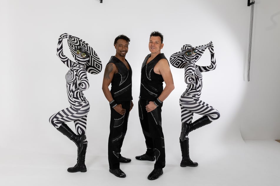 Der französische Magier Kylian und sein Team haben genau eine Mission: die Gäste der 27 Magic-Dinnershows zu verzaubern.