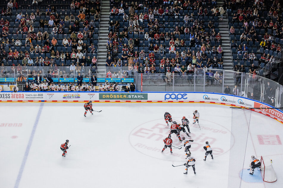 Anstatt wie beim Eishockey mit Schlittschuhen sollten die Promis bei "Kick auf Eis" mit Bowlingschuhen über das Eis der Kölner Lanxess Arena flitzen.