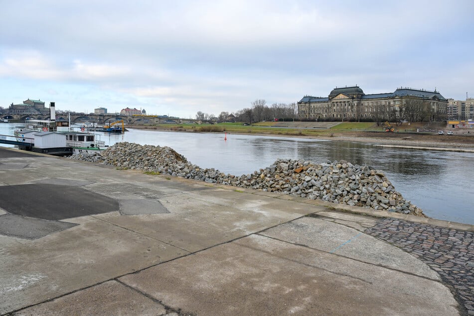 Derzeit liegen auch noch Wasserbausteine an der Altstädter Ufermauer.