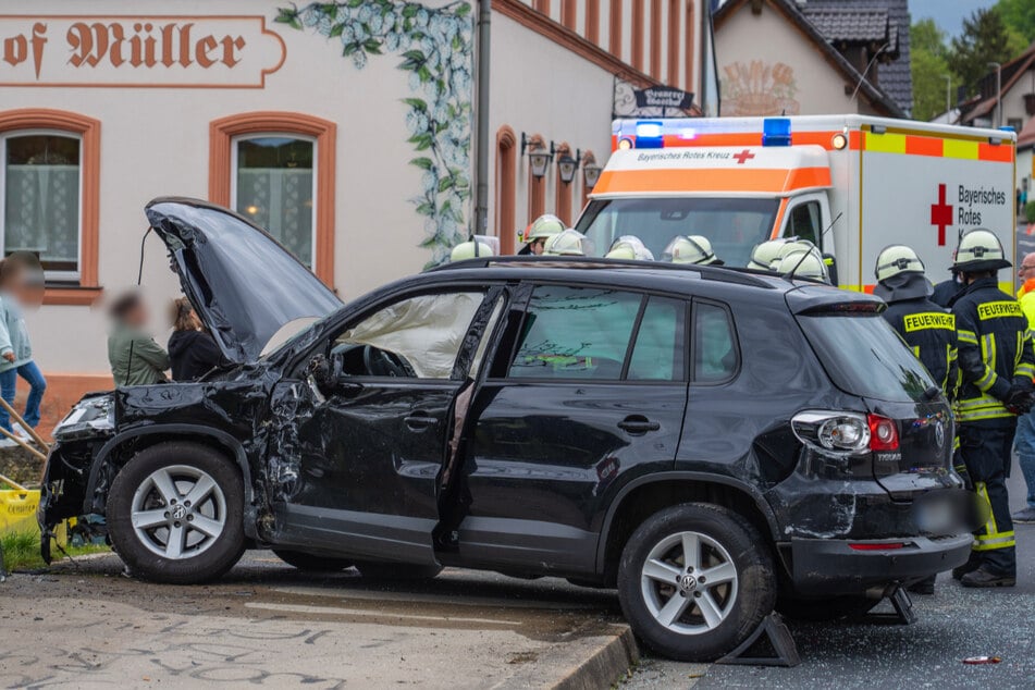 Der VW wurde durch den Aufprall zur Seite geschleudert.