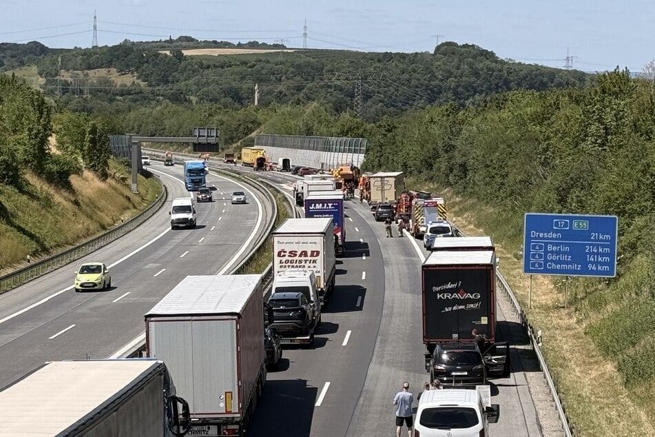Ein Unfall hat den Verkehr am Mittwochmittag auf der A17 bei Pirna in Richtung Dresden zum Erliegen gebracht.