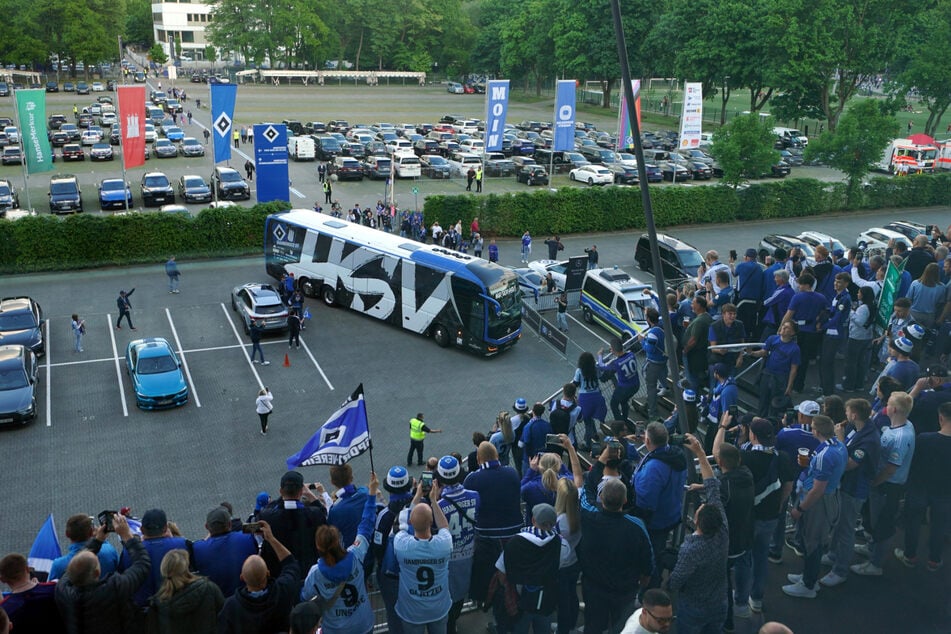 Der HSV-Bus wurde von zahlreichen HSV-Fans lautstark empfangen, als er am Volksparkstadion vorfuhr.