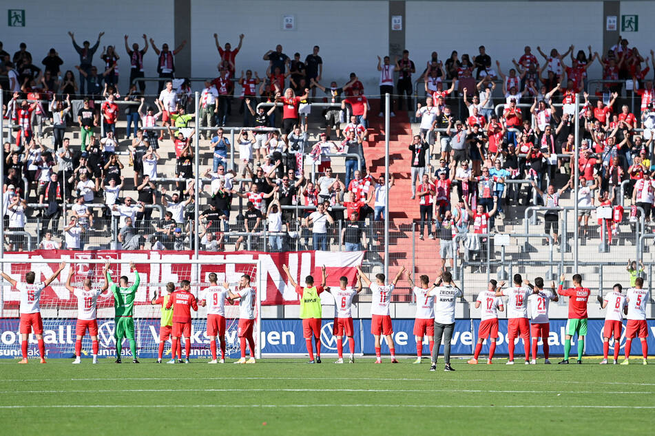 La Ola vor den Fans: Die FSV-Sieger konnten feiern.