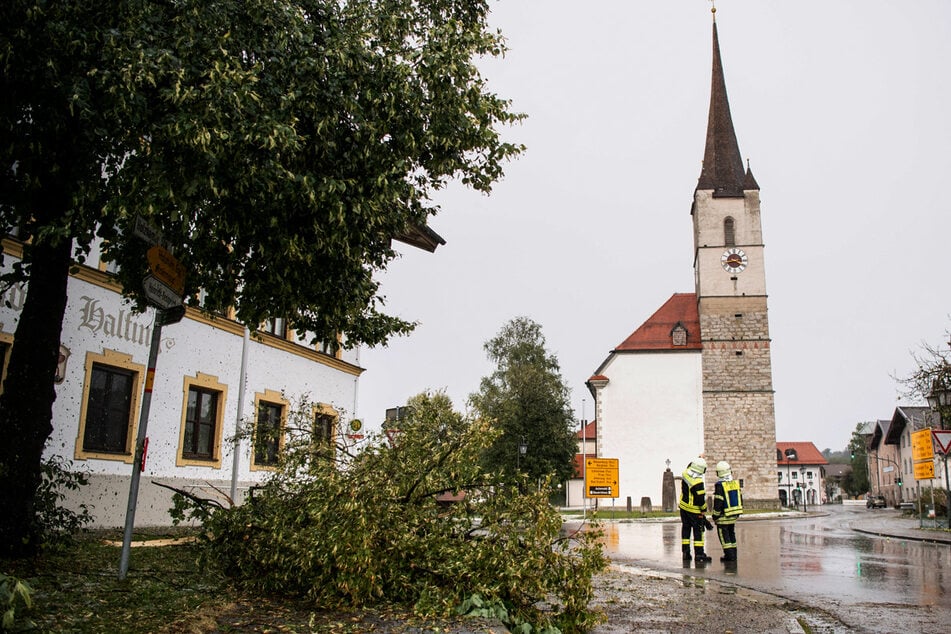 Abgedeckte Dächer, Kirchturm beschädigt: Unwetter richtet höhe Schäden in Oberbayern an