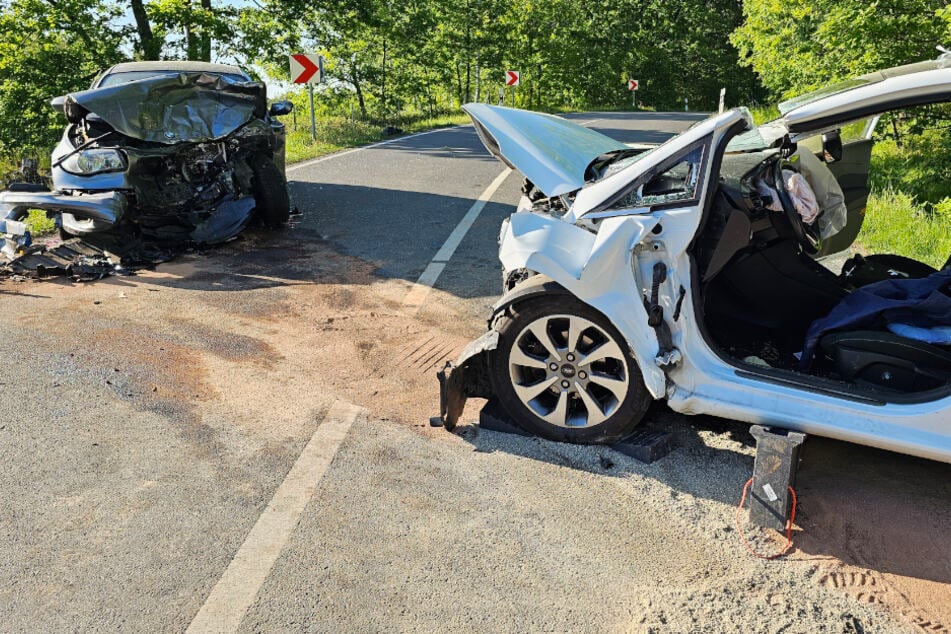 Schwerer Frontalcrash bei Zwickau: Straße mehrere Stunden komplett gesperrt