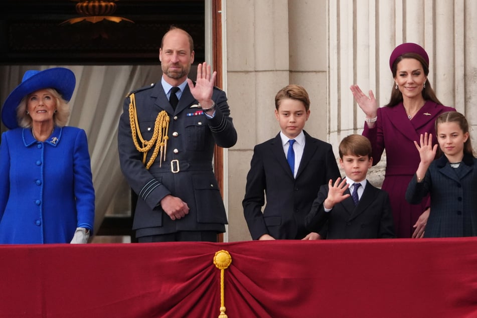William (42) und Kate (43) zusammen mit ihren Kindern George (11), Charlotte (10) und Louis (7) sowie Königin Camilla (77).
