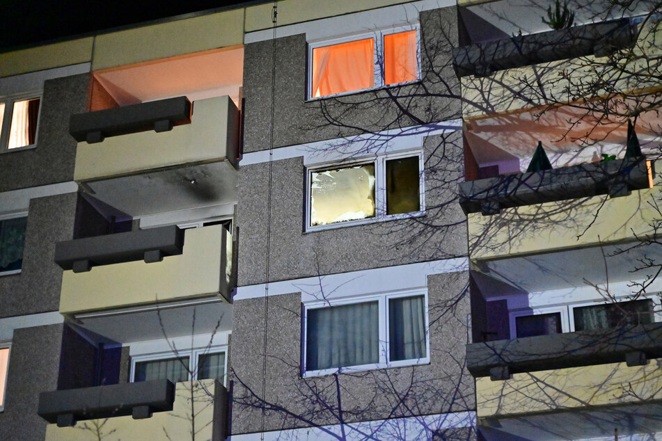Am Donnerstagabend stand eine Wohnung eines Frankfurter Hochhauses komplett in Flammen. Eine Person konnte nur noch tot geborgen werden.