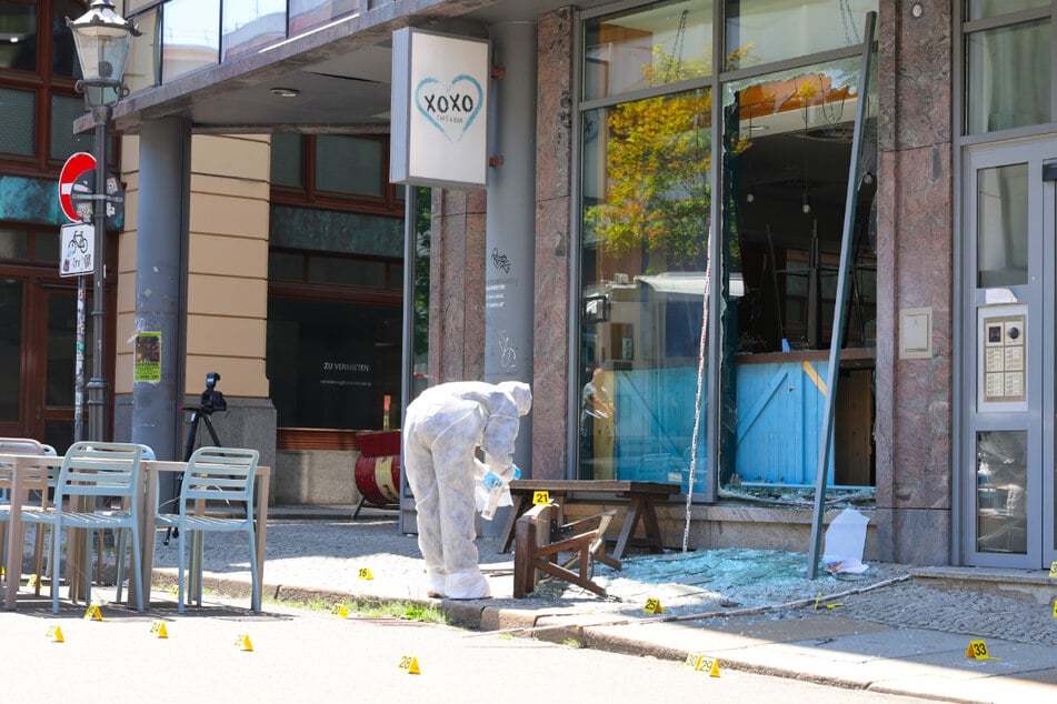 Ein weiterer Sprengsatz ging vor dem beliebten Studi-Café XOXO an der Universitätsstraße hoch.