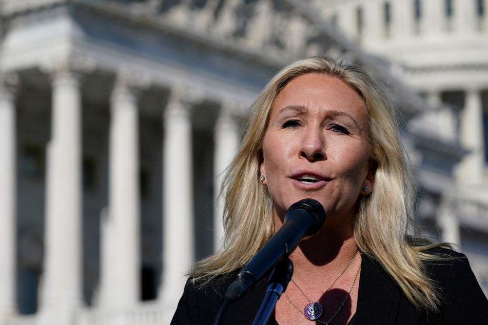Marjorie Taylor Greene (47) spricht während einer Pressekonferenz auf dem Capitol Hill in Washington.