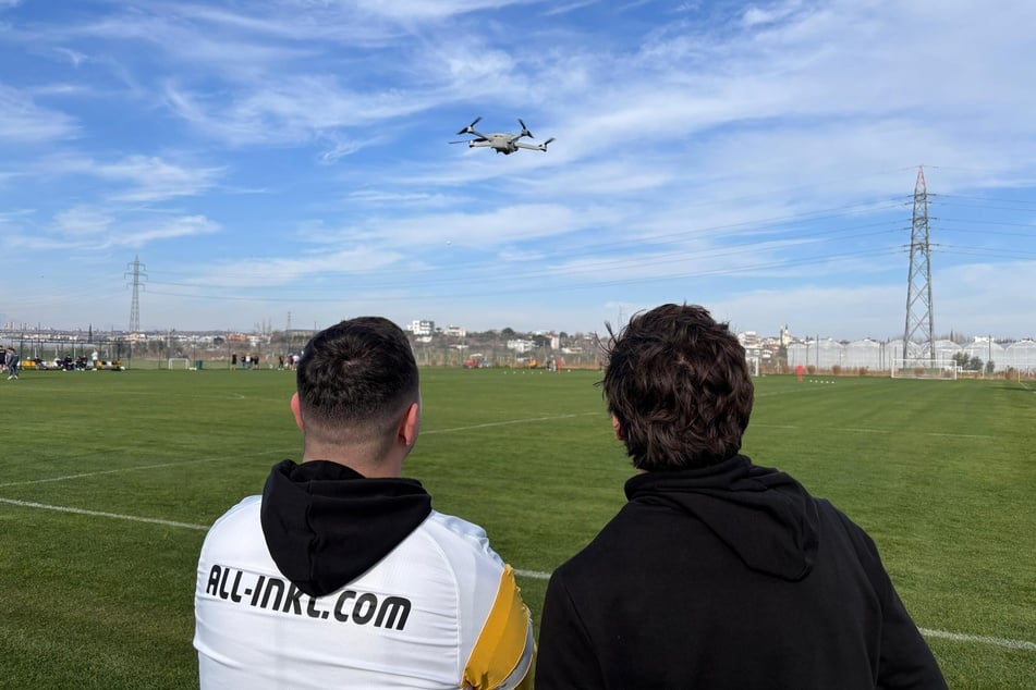 Die Drohne schwebt über dem Trainingsplatz von Dynamo Dresden.