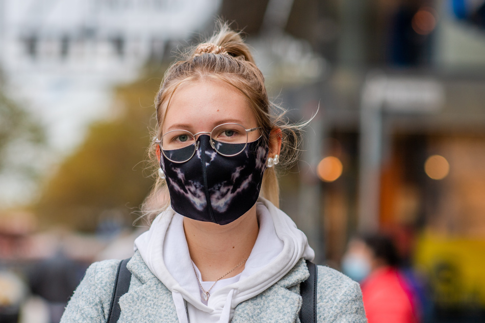 Evelyn Wormsbecher, Studentin aus Chemnitz, spricht sich für die Maskenpflicht in der Innenstadt aus.
