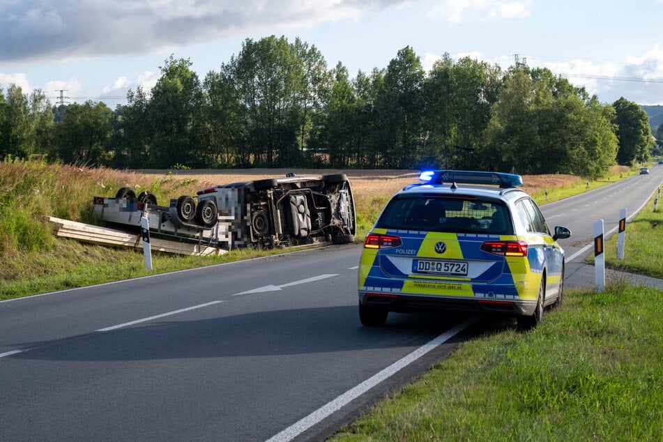 Die Polizei am Mittwochmorgen neben der Unfallstelle.