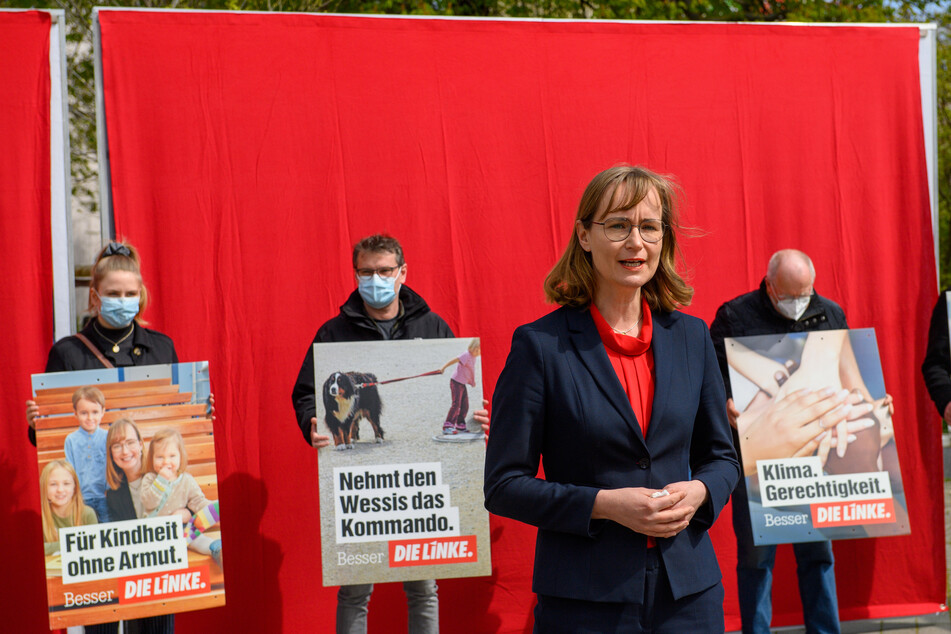 Linke-Spitzenkandidatin Eva von Angern (44, vorne) bei der Präsentation der Plakatkampagne.