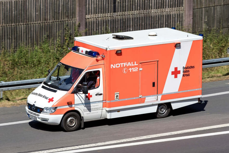 Unfall A94: Sattelzug rammt Schulbus: Zwei Grundschulkinder landen in Münchner Klinik