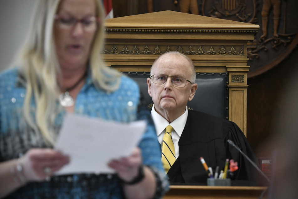 Judge Bruce Schroeder (r.), who has become known for raising eyebrows during the trial, listened as the verdicts were read by Judicial Assistant Tami Mielcarek (l.) in Kyle Rittenhouse's trial at the Kenosha County Courthouse on Friday.