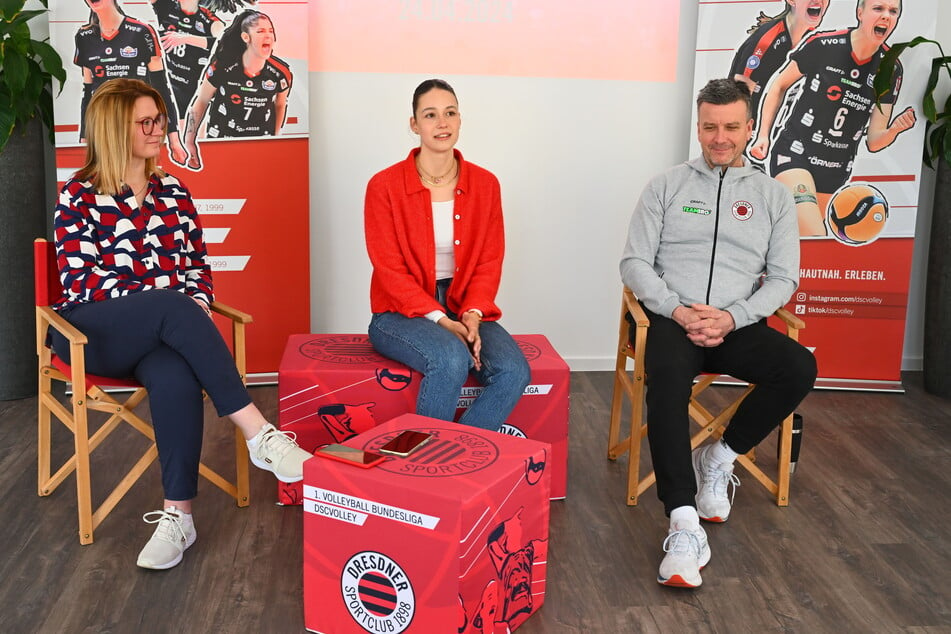 DSC-Geschäftsführerin Sandra Zimmermann (37, l.) und Coach Alex Waibl (56) waren sichtlich happy, die Schweizerin als Neuzugang zu präsentieren.
