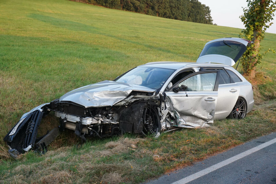Der zerstörte Audi liegt im Straßengraben.